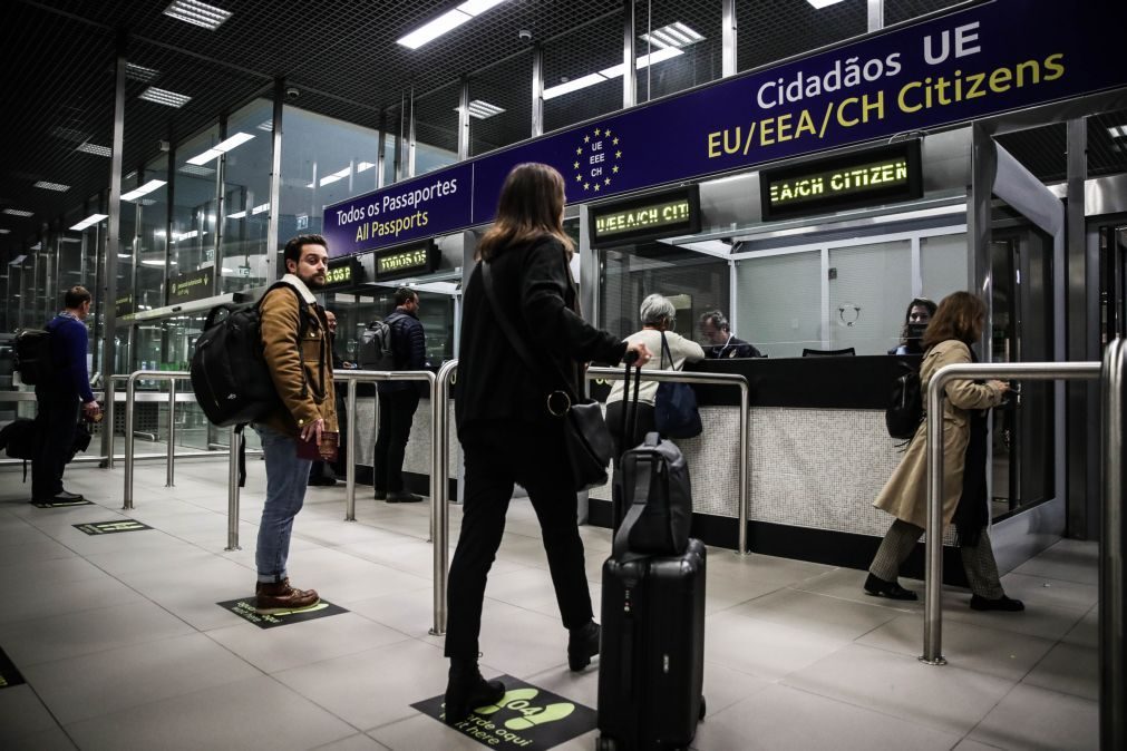 immigration-control-Lisbon-airport